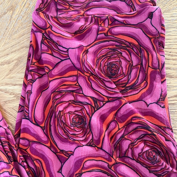 Beautiful Stylish LuLaRoe Tall and Curvy Roses Floral Leggings Pink & Red Roses - Picture 3 of 4